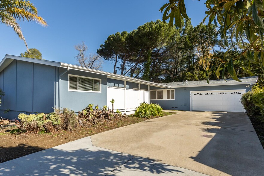 Large driveway for 6-cars + garage - 679 Rancho Dr