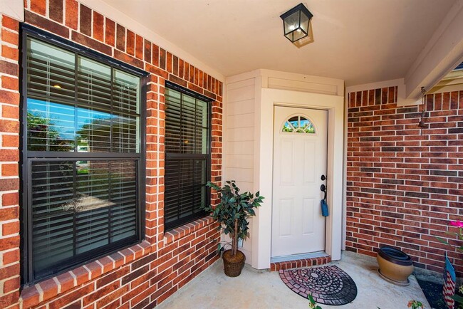 Building Photo - 119 Golfview Ct