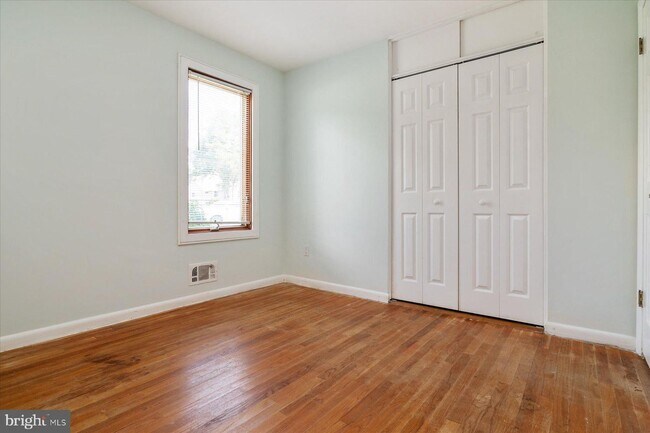 Building Photo - 109 Lake View Drive