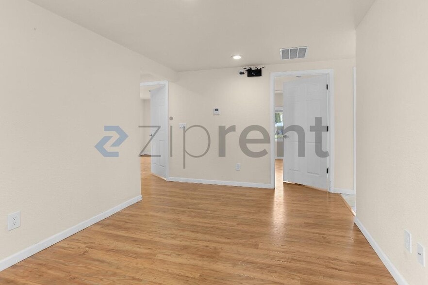 Building Photo - Unit B