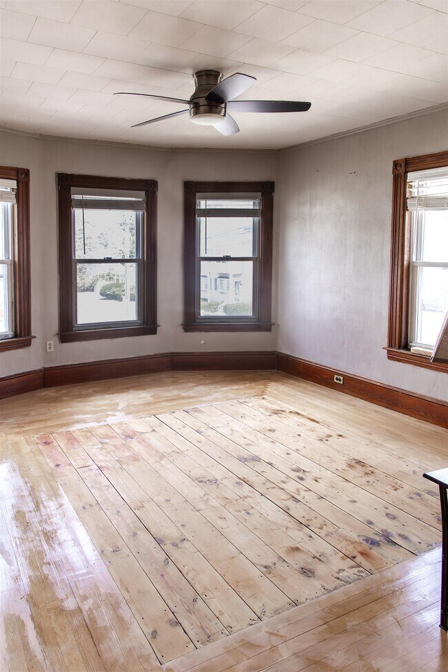 Building Photo - 139 Young St