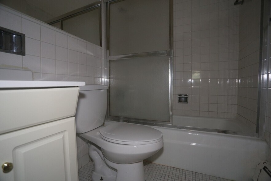 Building Photo - 513 W Briar Pl