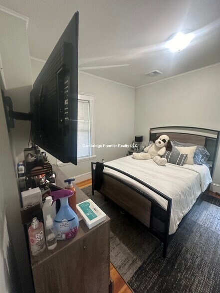 Building Photo - 399 School St