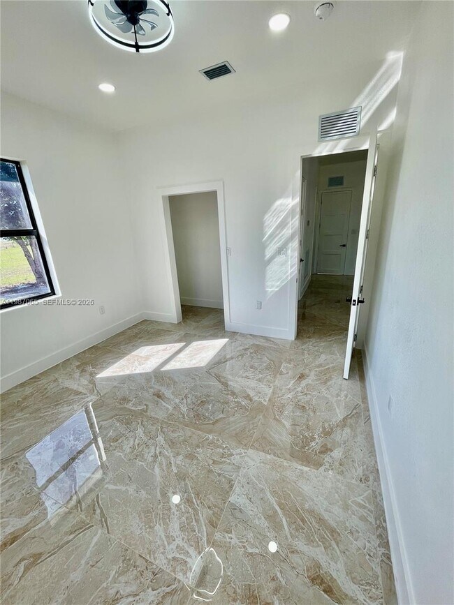 Building Photo - 435 N Quebrada St