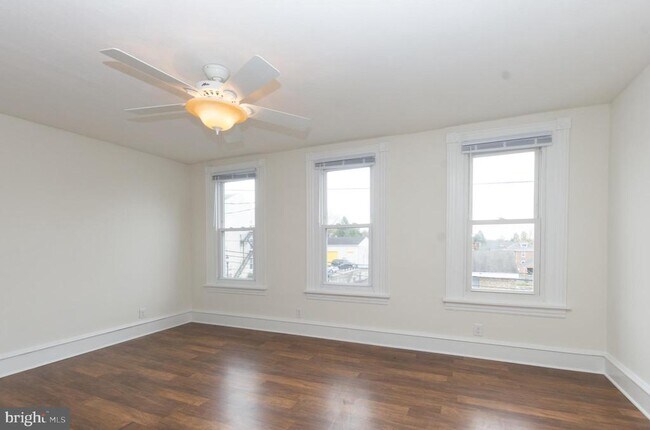 Building Photo - 431 Main St