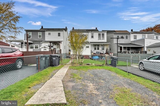 Building Photo - 523 W Oak St