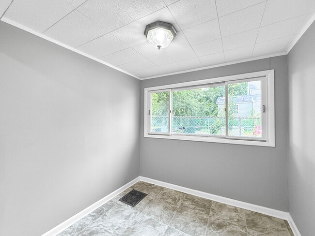 Building Photo - Don’t Miss This Lovely 2-Bed, 1-Bath Home ...