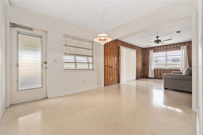 Building Photo - 12902 Forest Hills Dr