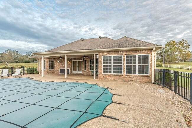 Building Photo - Beautiful spacious 3 bedroom home with a p...