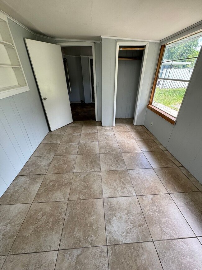 Building Photo - 3BR/2BA Zephyrhills Home with 2 Sheds, Lar...