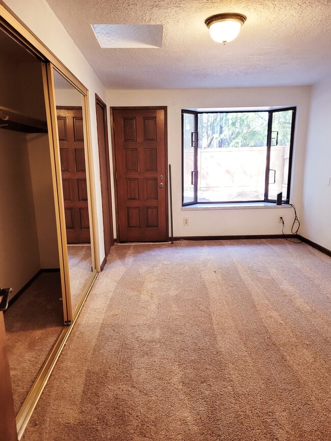 Building Photo - 18220 SW Pheasant Ln