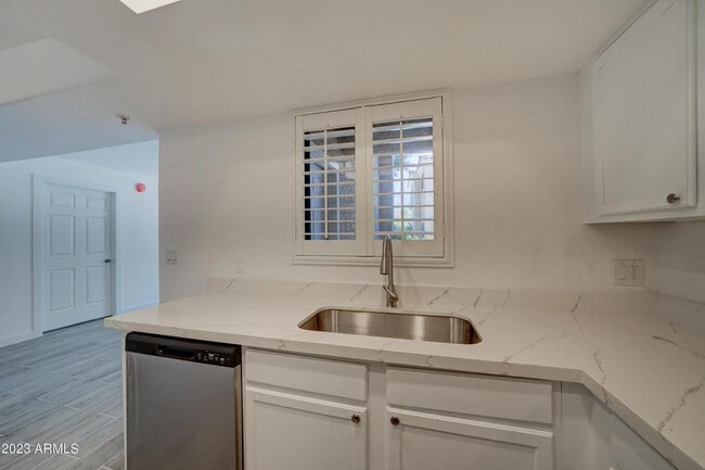 Building Photo - 9990 N Scottsdale Rd