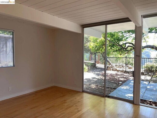 Building Photo - 5559 Greenridge Rd