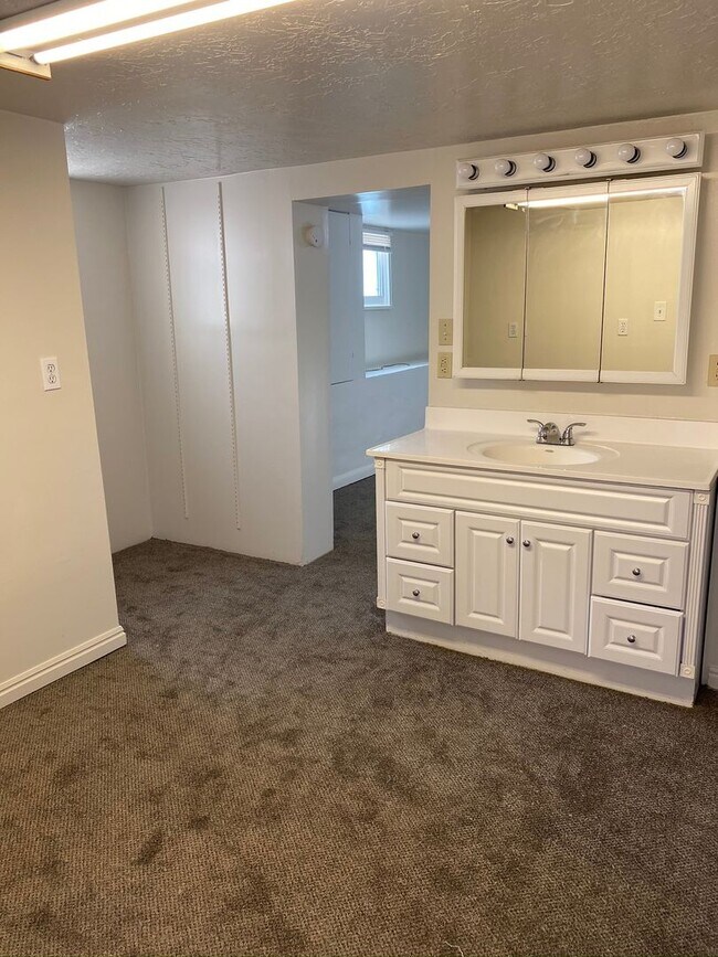 Building Photo - 6 bedroom 2 bath home