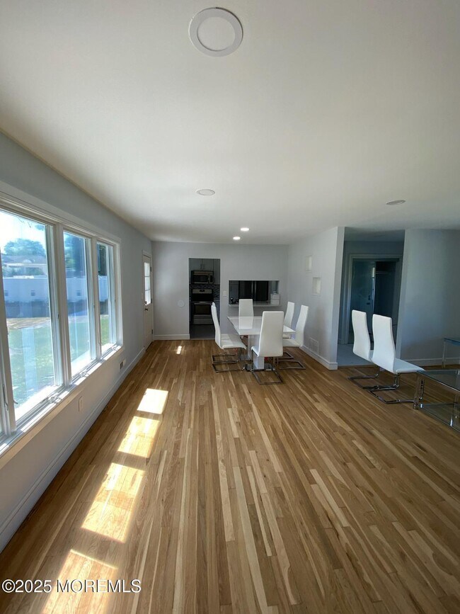 Building Photo - 871 Red Oaks Dr