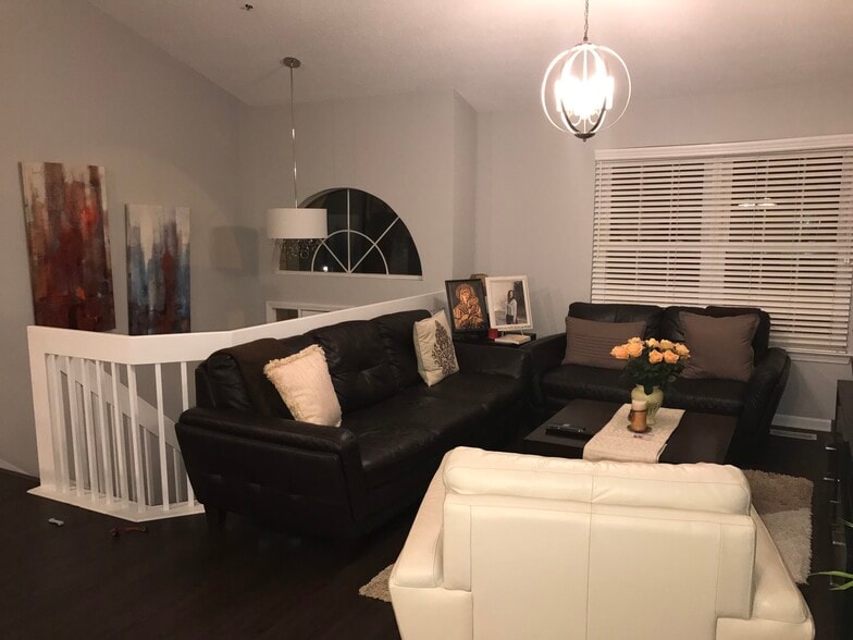 Living room - 49730 Plymouth Way
