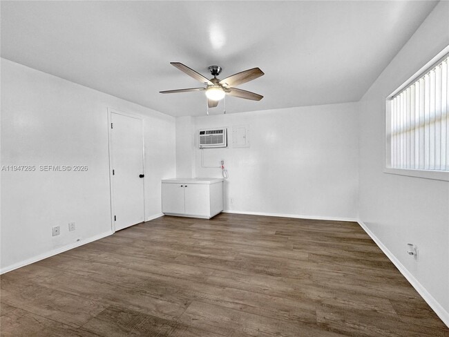 Building Photo - 883 SW 10th St