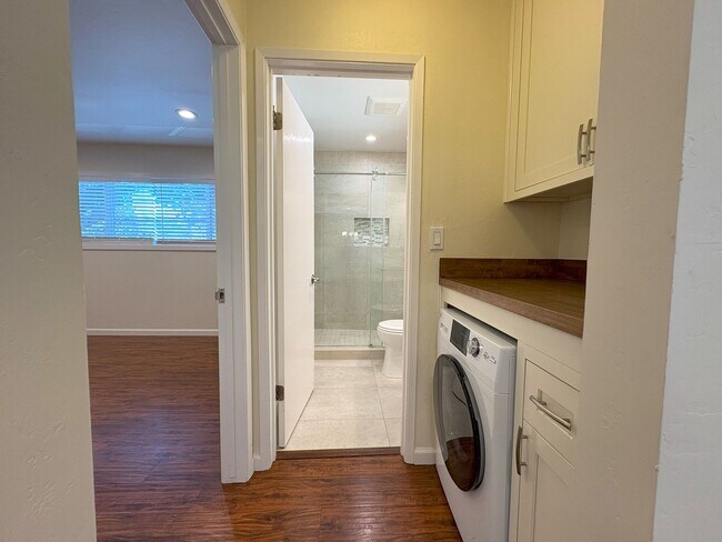 Building Photo - Stylish & Comfortable 1-Bedroom Apartment ...