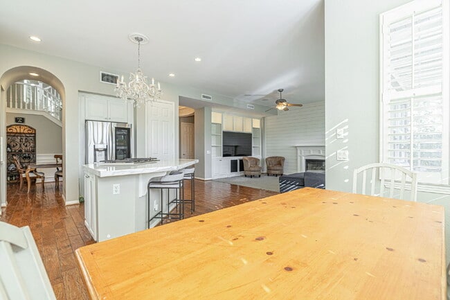 Building Photo - Refined Living in the Heart of Valencia