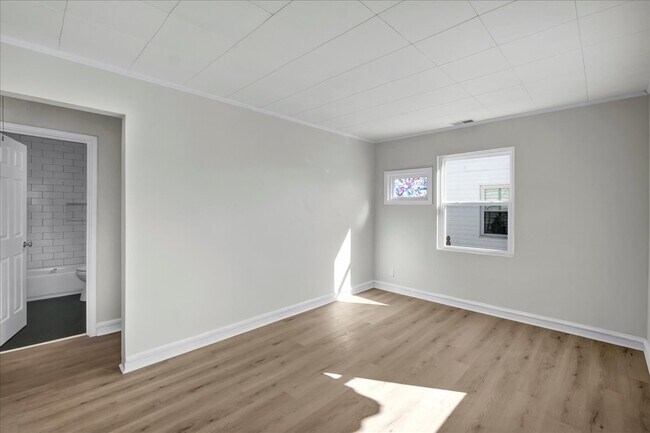 Building Photo - 327 Alger Ave