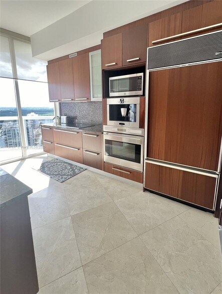 Building Photo - 15901 Collins Ave