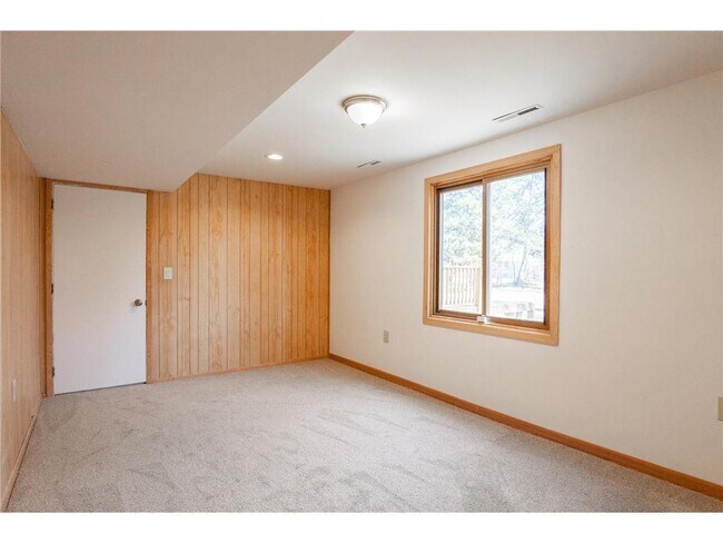 Building Photo - 7740 Arlington Ave N