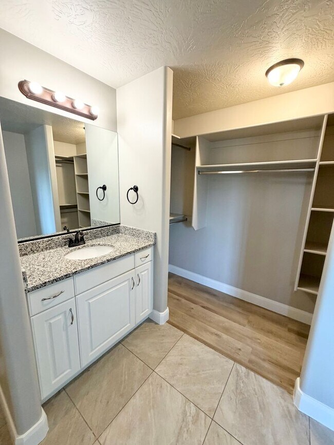 Building Photo - 355 W 200 S