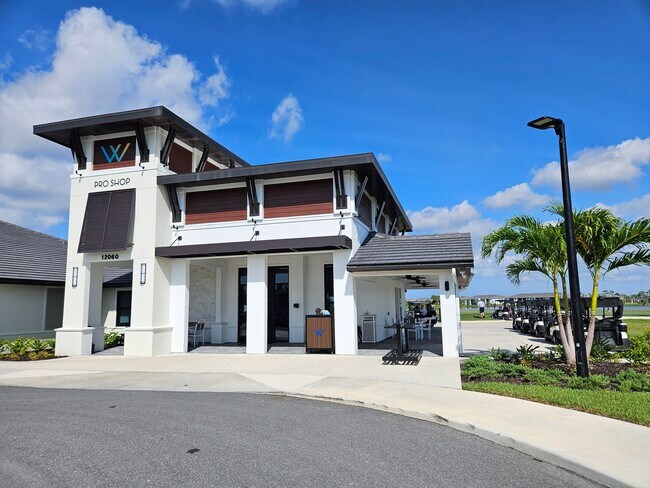 Building Photo - Seasonal Short-Term 3 Bedroom 2 Bathroom First Floor Condo located in Wellen Golf & Country Club!