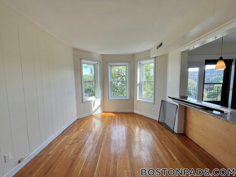 Building Photo - 1131 Commonwealth Ave