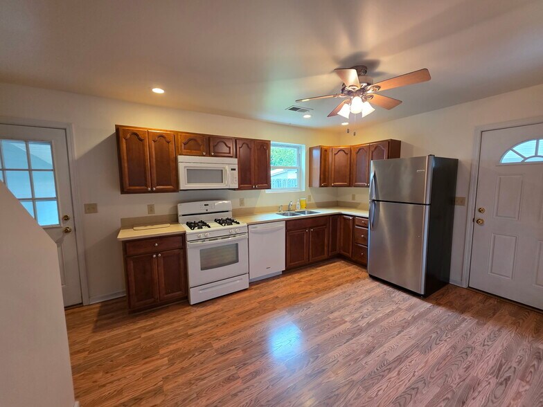Building Photo - 819 Villa Sites Ave