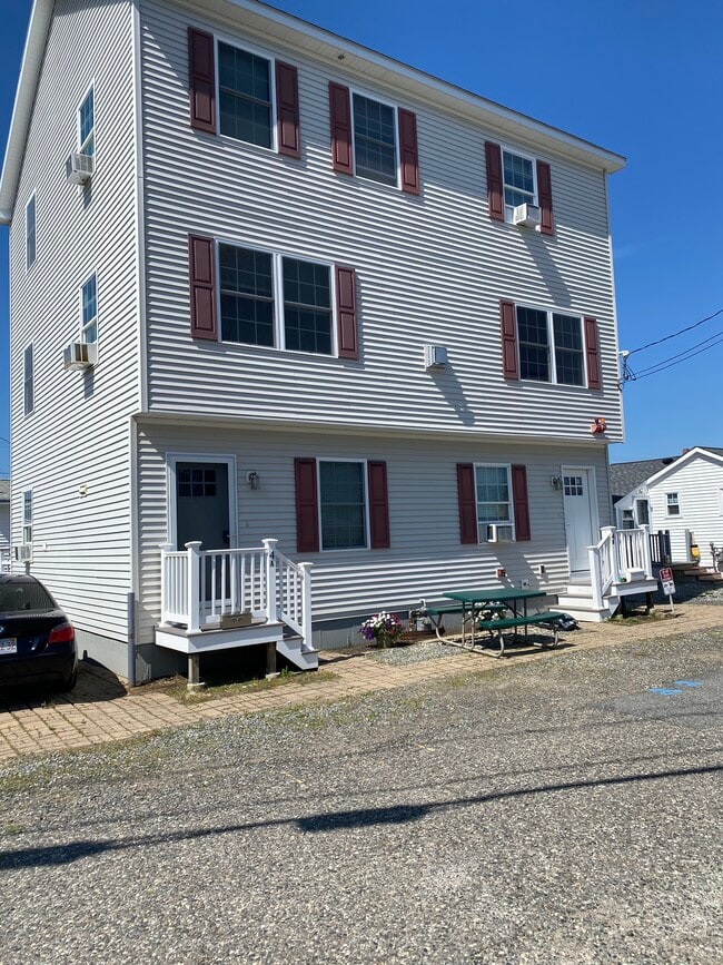 Large Family home with 2 units and driveway parking - 4 Chase St