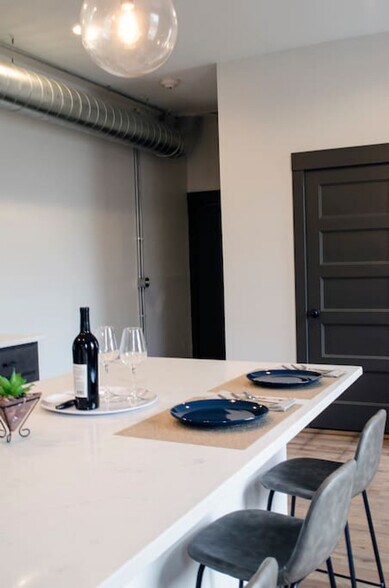 Building Photo - 1424 Pleasant St