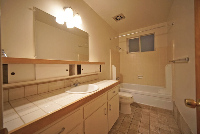 Building Photo - Charming 2-bedroom 1-bathroom in Carmichael!