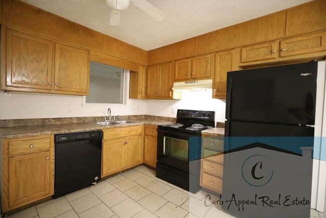 Building Photo - Move in special $800!! Recently renovated ...