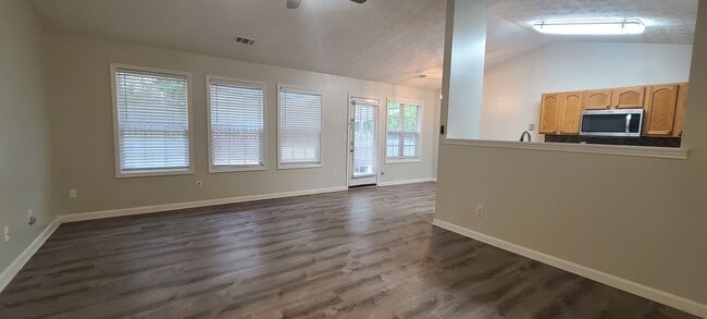 Building Photo - Available now 3 bed/2bath ranch Fenced in ...