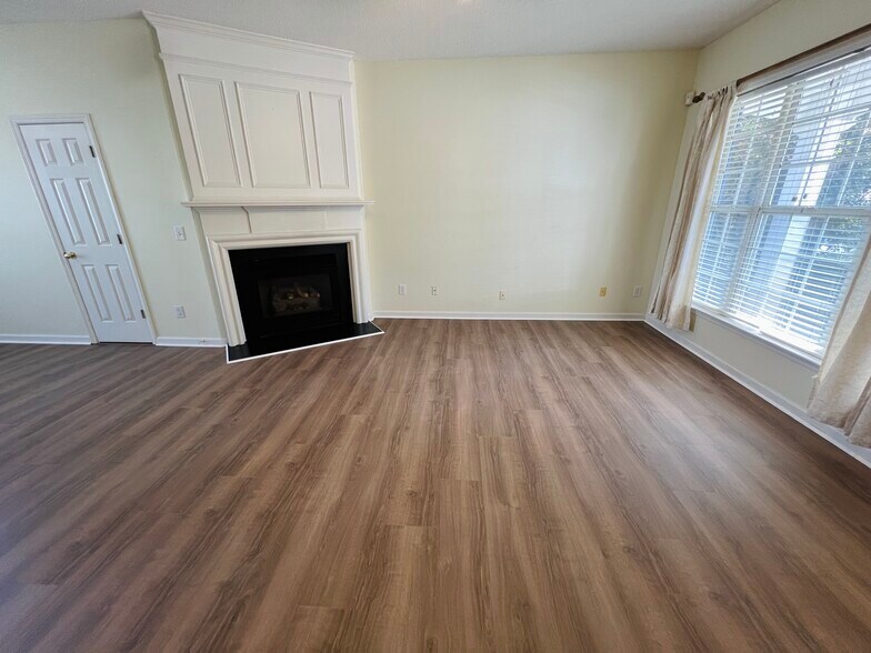 Building Photo - 205 Wellisford Ct