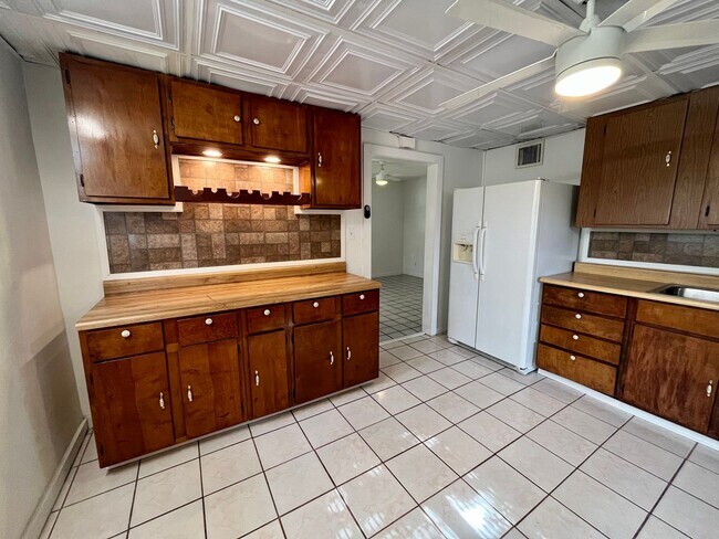 Building Photo - Cute home in Euclid Manor for rent