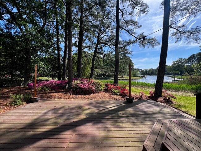 Building Photo - Beautiful waterfront home