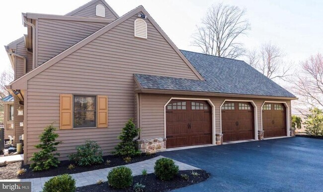 Building Photo - For Rent! Large 5-Bedroom, 3.5-Bath Home with Scenic Views