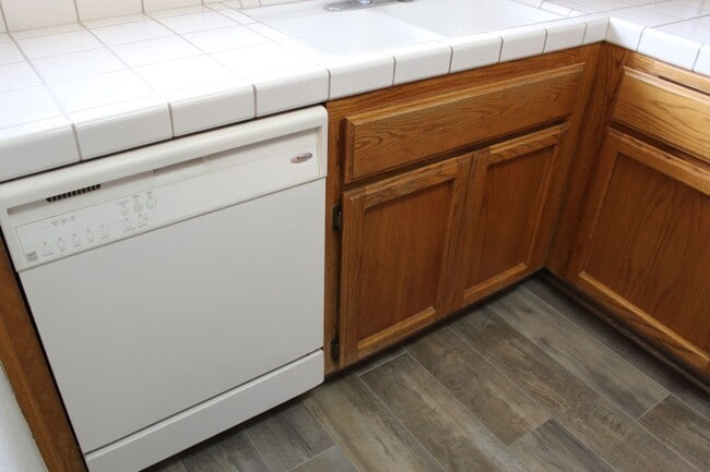 Building Photo - One Bedroom for Rent Southwest Bakersfield Gated Community