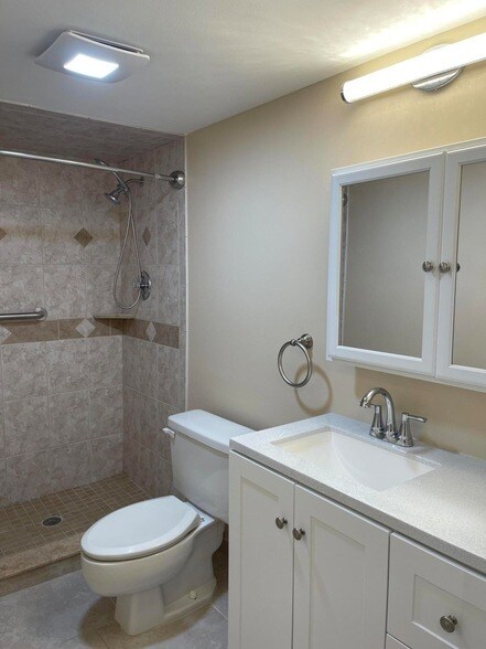 Building Photo - 1605 S US Hwy 1