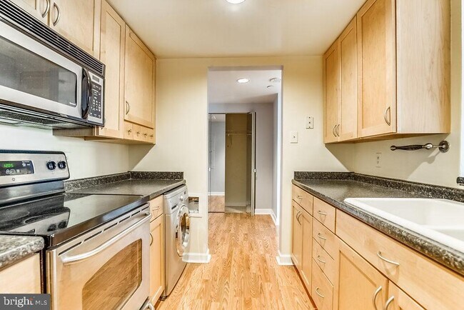 Building Photo - 1530 Key Blvd