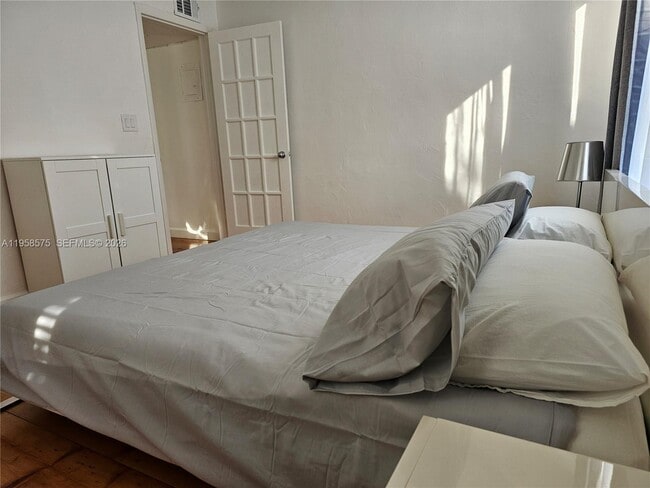 Building Photo - 622 15th St