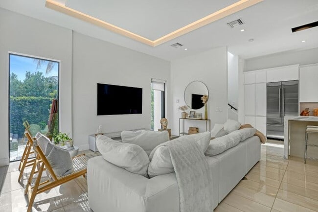 Building Photo - 703 NE 5th St