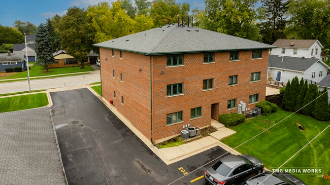 Building Photo - 616 E 5th Ave
