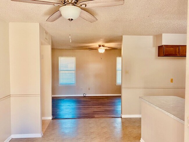 Building Photo - BEAUTIFUL COUNTRY 2 BEDROOM LEASE HOME IN ...