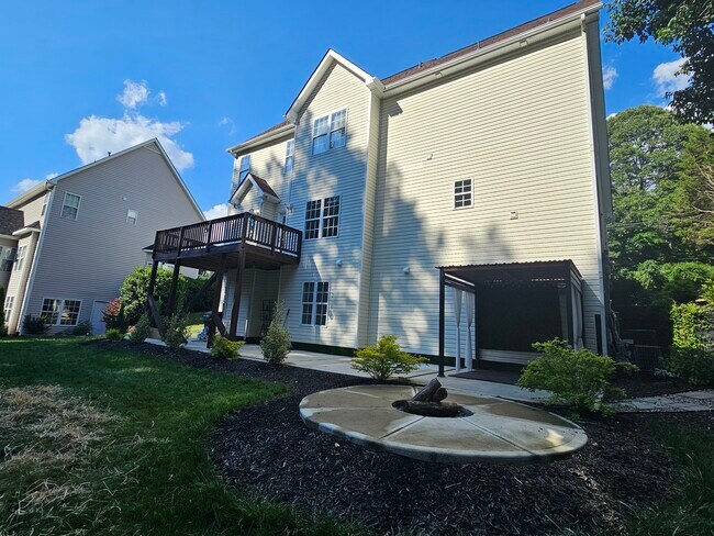 Building Photo - 3007 Oakdale Rd