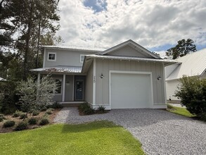 Building Photo - 220 Greenbriar Ln