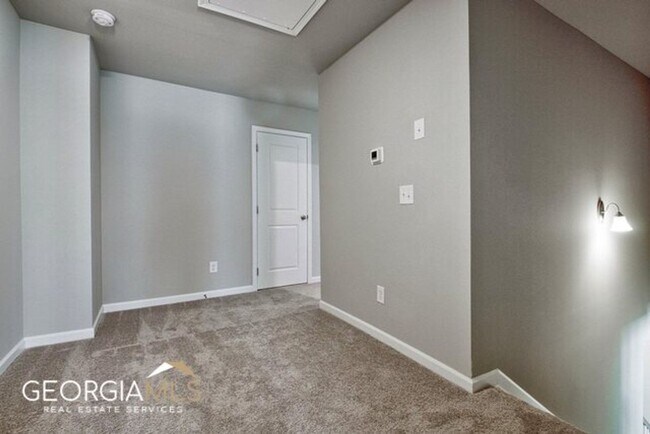 Building Photo - Prime Newnan Location! 2023 build, 3 bedroom townhome within walking distance to Downtown, The LI...