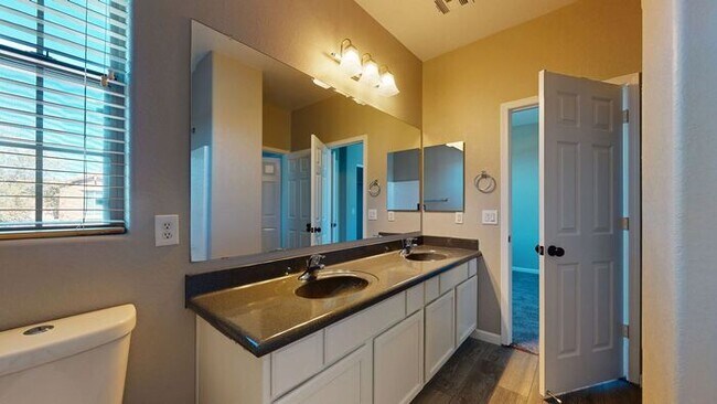 Building Photo - 4125 E Bellerive Dr